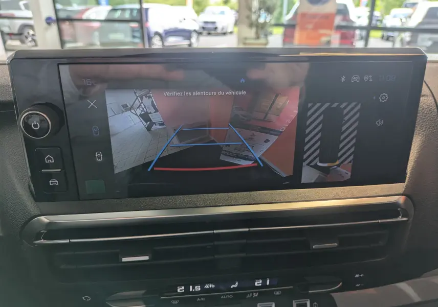 Écran tactile intérieur montrant la caméra de recul du Peugeot Traveller noir, vue frontale du tableau de bord.