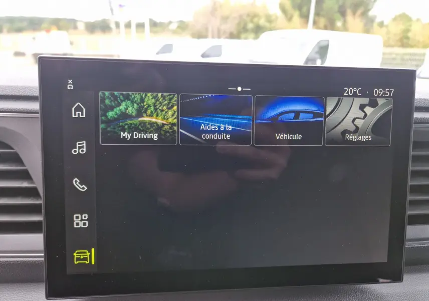 Écran tactile du système multimédia openR Link 10'' du Renault Master gris urbain, vue intérieure frontale.