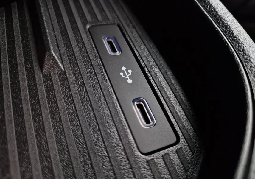 Gros plan sur deux ports USB-C intégrés dans la console centrale noire du Renault Master L2H2 gris urbain.