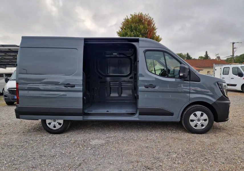 Renault Master gris urbain en vue de profil côté droit, porte latérale coulissante ouverte montrant l’espace de chargement.