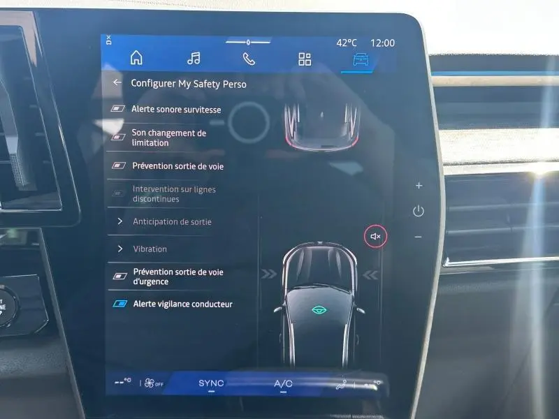 Écran tactile central du Renault Austral 2025 affichant les alertes de sécurité, intérieur noir avec reflets lumineux.