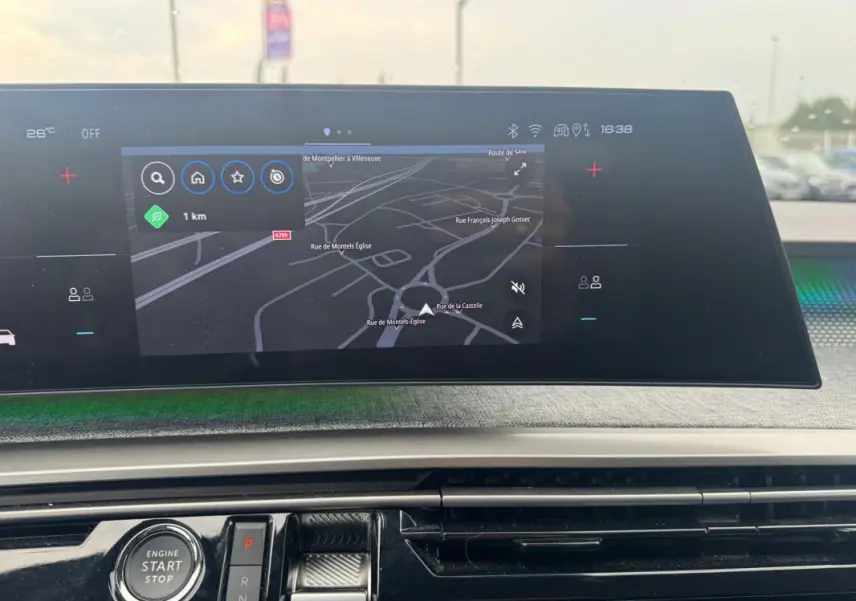 Affichage du cockpit numérique du Peugeot 5008 Hybrid 145 ch GT avec navigation, vu de face à l'intérieur du véhicule.