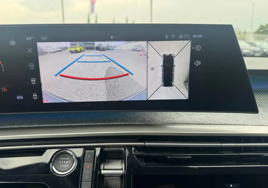 Vue intérieure du cockpit numérique du Peugeot 5008 Hybrid noir 2025, affichant la caméra de recul et l'écran tactile central.