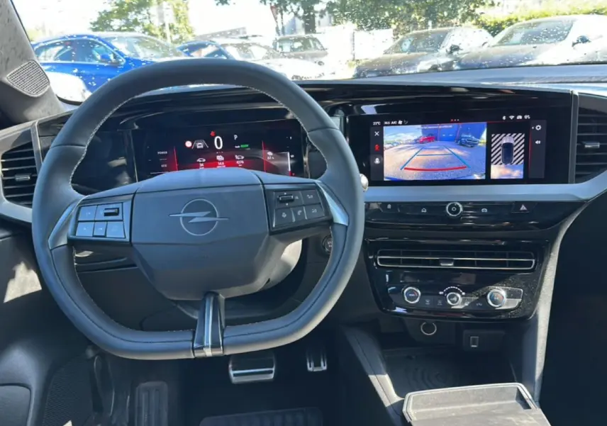 Vue intérieure centrée sur le volant noir et le tableau de bord numérique de l'Opel Mokka Electric 2025.