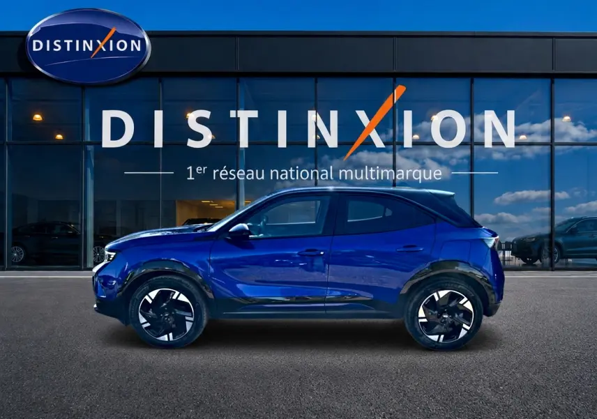 Profil latéral droit d'un Opel Mokka Electric 156 gs bleu, avec jantes alu noires et détails noirs contrastants.