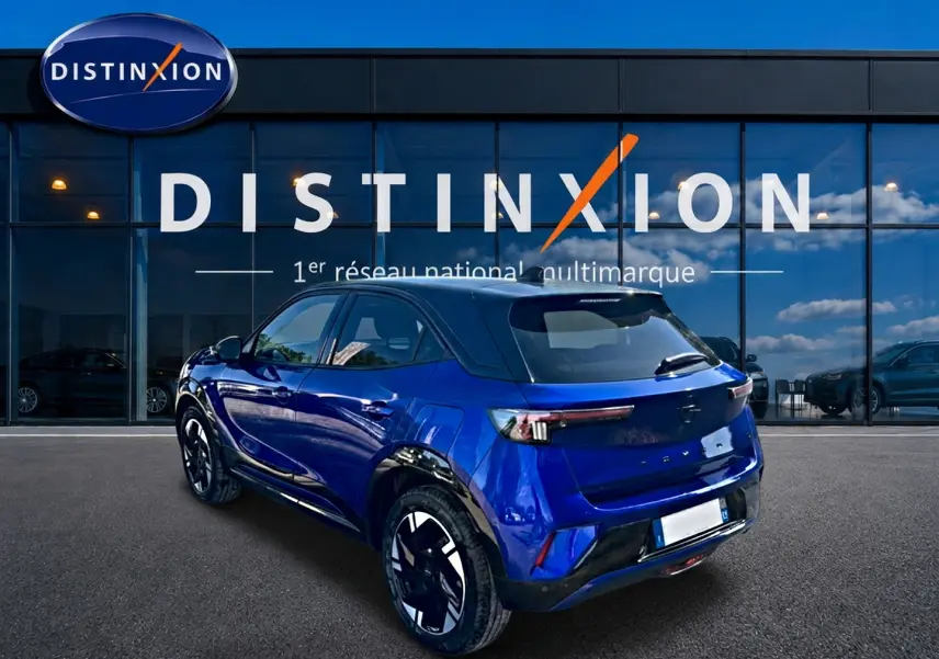 Opel Mokka Electric 156 GS bleu en 3/4 arrière droit, avec jantes alu et feux arrière LED visibles.