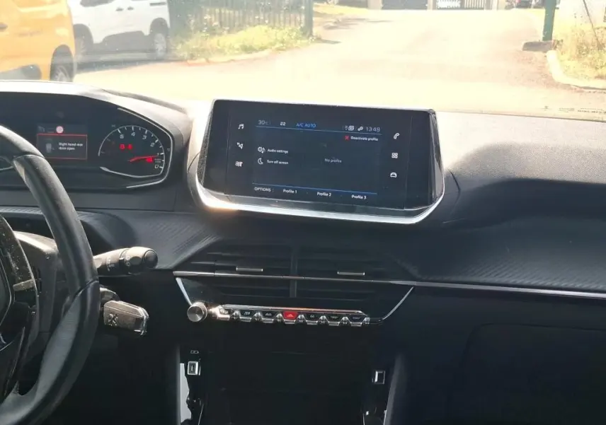 Vue intérieure côté droit des sièges arrière noirs du Peugeot 2008 1.5 BlueHDi 110 Active Pack gris Artense de 2022.
