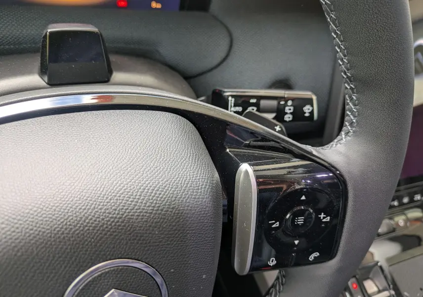 Gros plan sur la partie droite du volant en cuir noir du Citroën C5 Aircross hybride 2026 avec commandes intégrées.