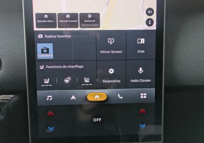 Écran tactile central du Citroën C5 Aircross hybride 2026 affichant navigation et commandes de chauffage.
