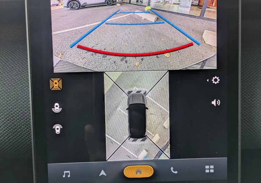 Écran tactile du tableau de bord montrant la caméra de recul et vue 360° du Citroën C5 Aircross hybride 2026.