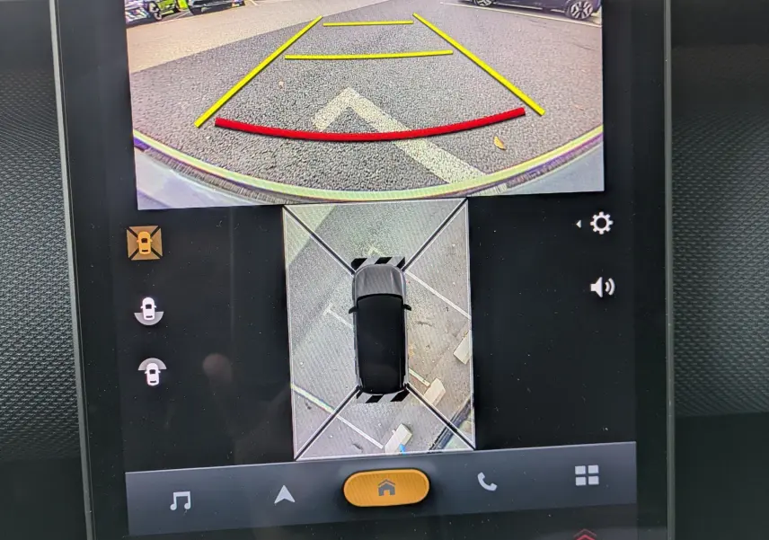 Écran tactile du système de caméra 360° du Citroën C5 Aircross hybride, affichant la vue arrière et la top-down du véhicule.