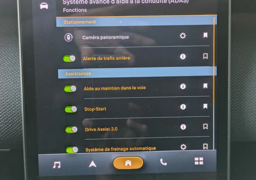 Écran tactile central du Citroën C5 Aircross Hybride 2026 affichant les aides à la conduite et fonctions de stationnement.
