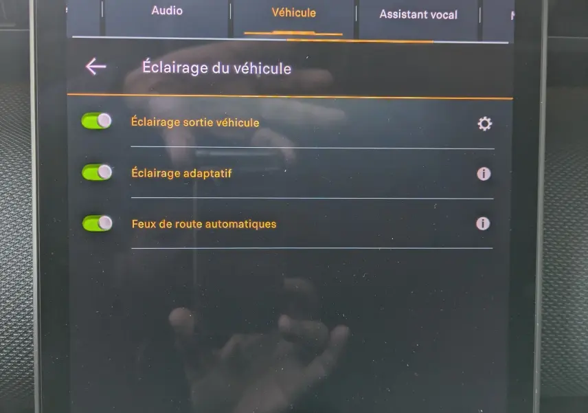 Écran tactile intérieur du Citroën C5 Aircross hybride 2026 montrant les réglages d’éclairage du véhicule.