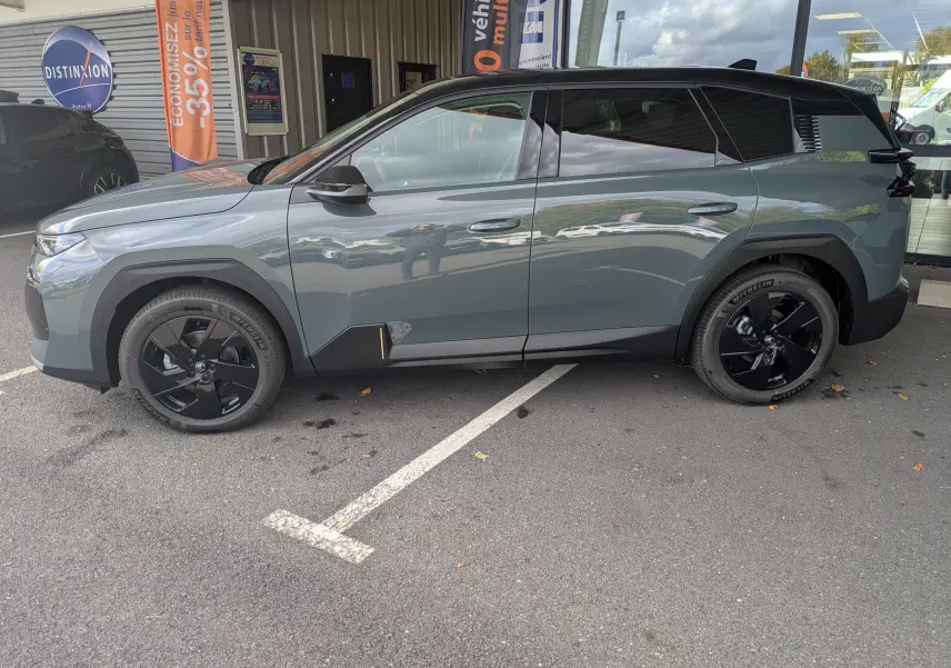 Vue de profil côté gauche d'un Citroën C5 Aircross hybride 2026 vert Astoria avec toit noir panoramique et jantes noires.
