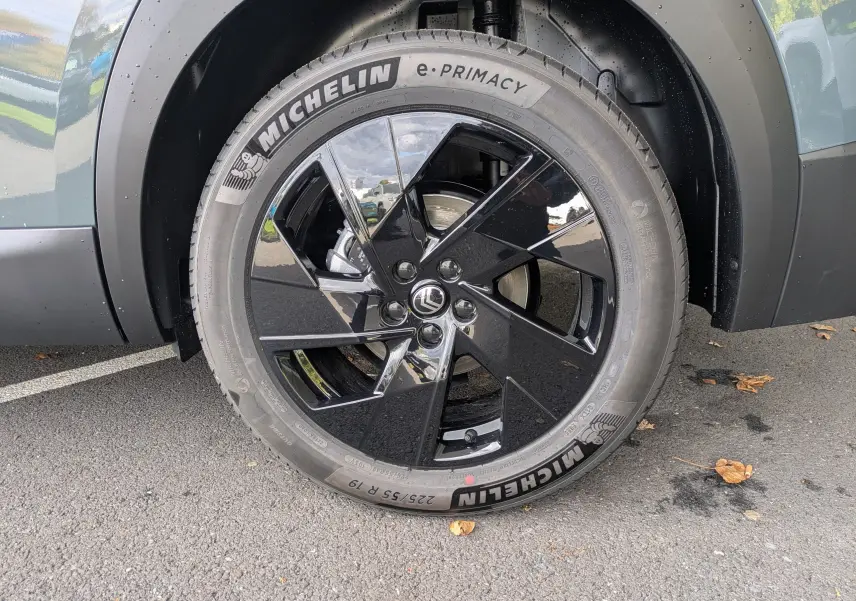 Gros plan sur la roue avant gauche du Citroën C5 Aircross hybride 2026, jante noire brillante et pneu Michelin.