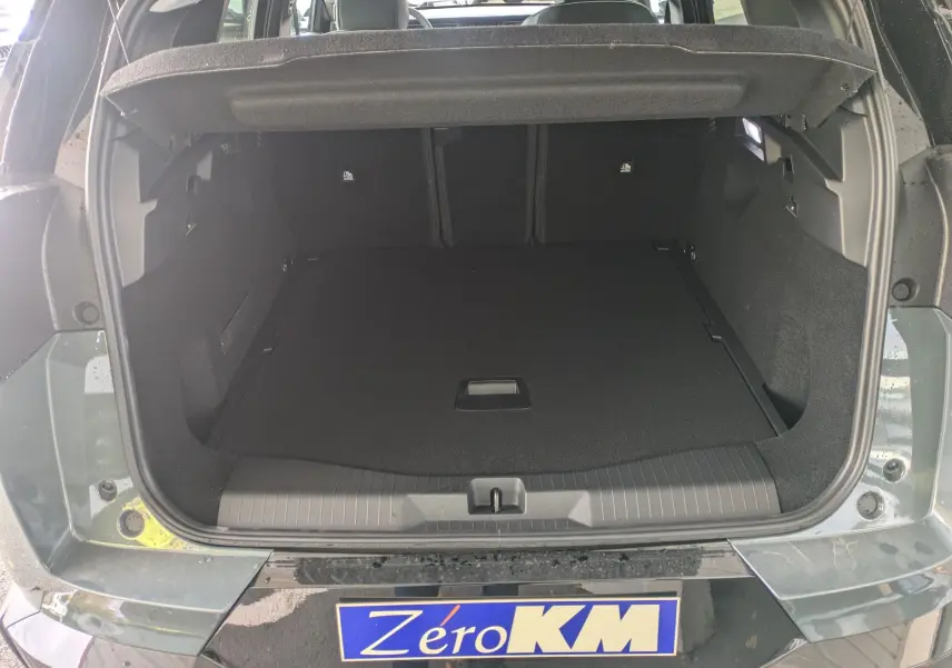 Coffre ouvert du Citroën C5 Aircross hybride vert Astoria, vue arrière montrant l’espace de chargement vide.