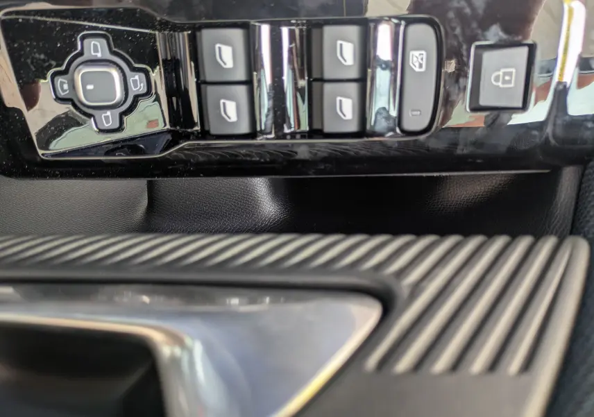 Gros plan sur les commandes de lève-vitres et verrouillage côté conducteur du Citroën C5 Aircross hybride 2026.