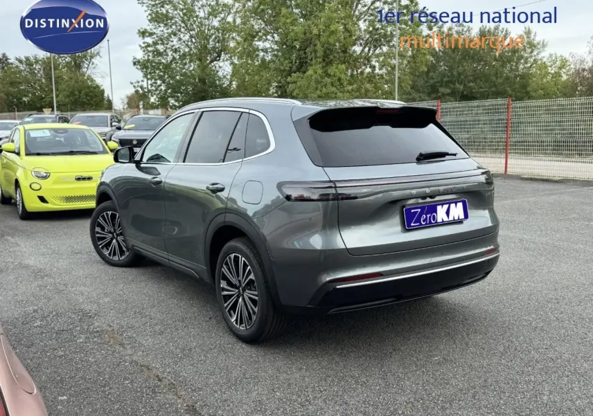 Vue 3/4 arrière droite du SUV Geely STARRAY 1.5 EM-i 262ch Max+ en gris Volcanic Grey Metallic, avec vitres surteintées.