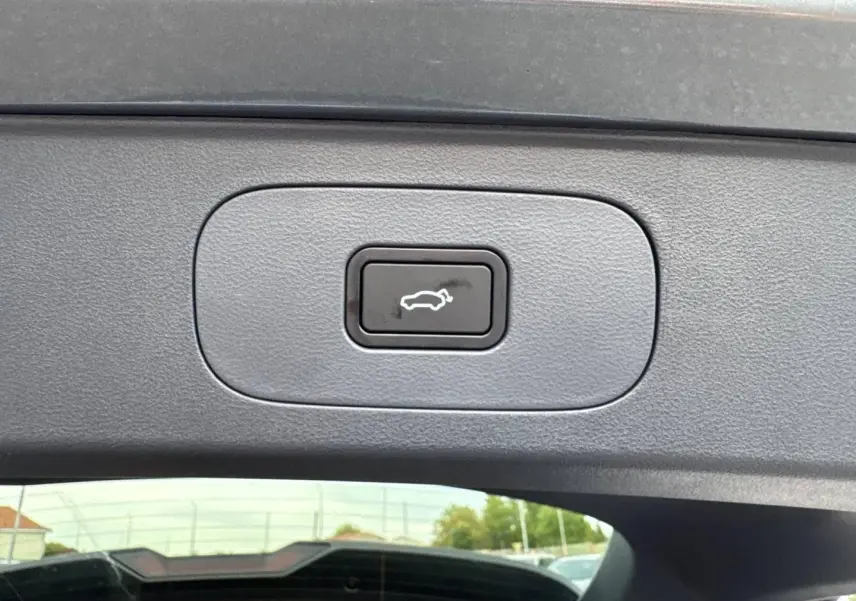 Bouton d'ouverture électrique du coffre sur la partie intérieure du hayon d'un Geely STARRAY gris Volcanic Grey Metallic.