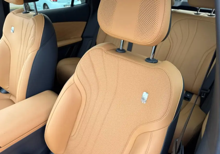 Gros plan sur les sièges avant en cuir beige perforé avec surpiqûres, intérieur du Geely STARRAY 2026.