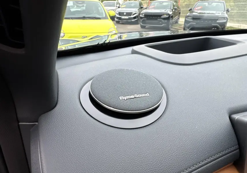 Gros plan sur l'enceinte Flyme Sound intégrée au tableau de bord du Geely STARRAY 1.5 EM-i 262ch Max+ 2026.