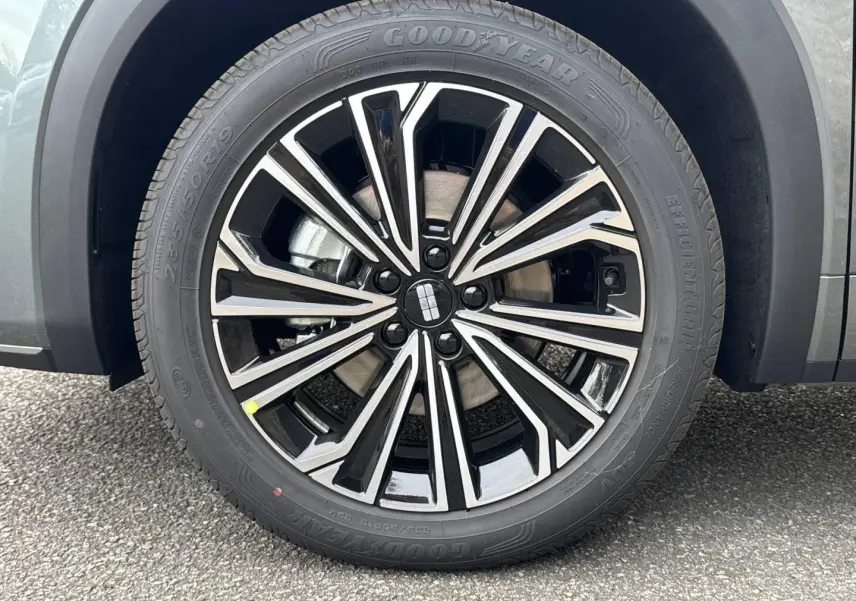 Gros plan sur la jante alu noire et argentée du côté gauche du Geely STARRAY Volcanic Grey Metallic.