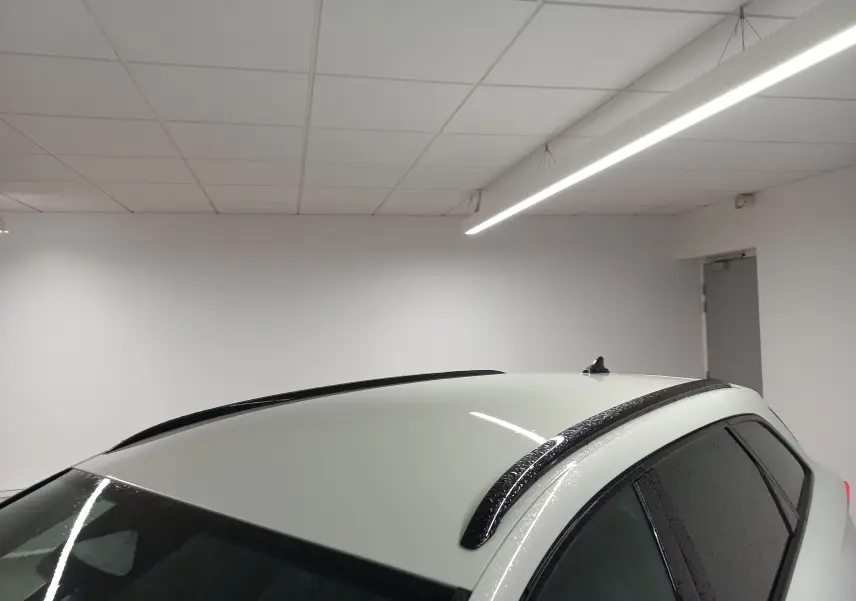 Toit et barres de toit noires du CUPRA LEON ST 1.5 eTSI 150 DSG7 V gris Taiga vus en plongée intérieure.