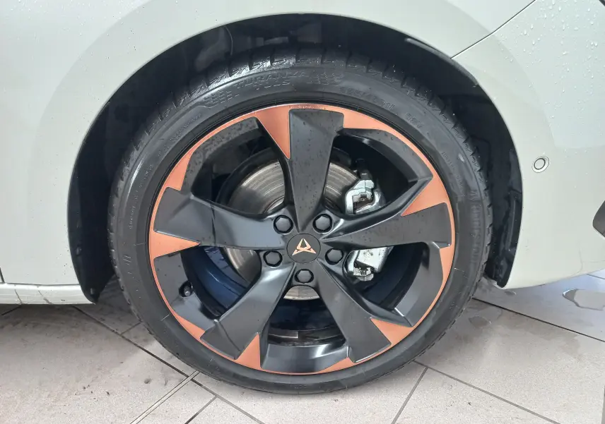 Gros plan sur la jante avant droite cuivrée et noire du CUPRA LEON ST gris Taiga 2025, avec logo central distinctif.