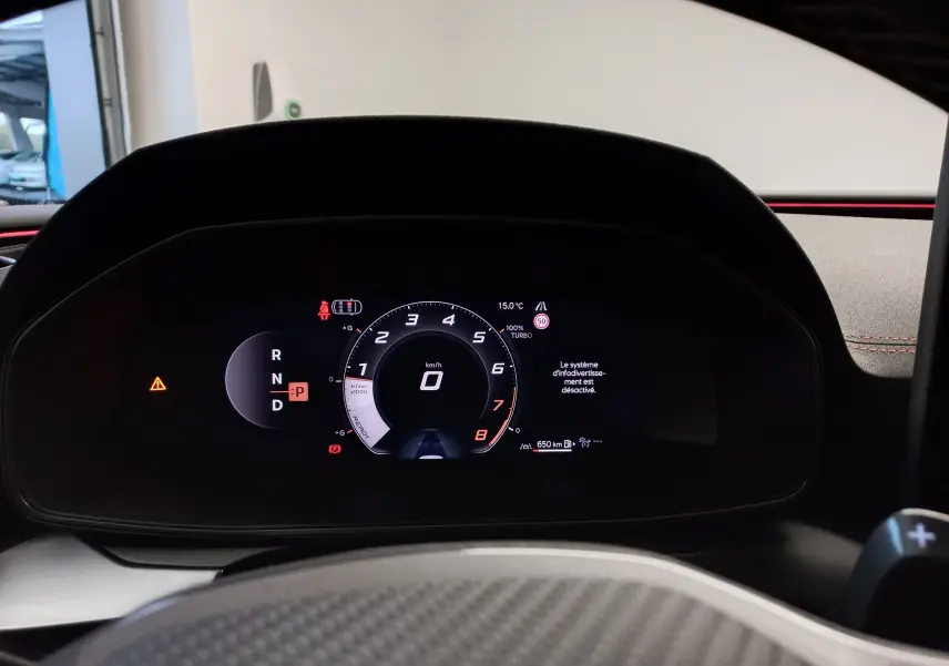 Vue rapprochée du tableau de bord numérique du CUPRA LEON ST 1.5 eTSI 150 DSG7, affichage en mode parking.