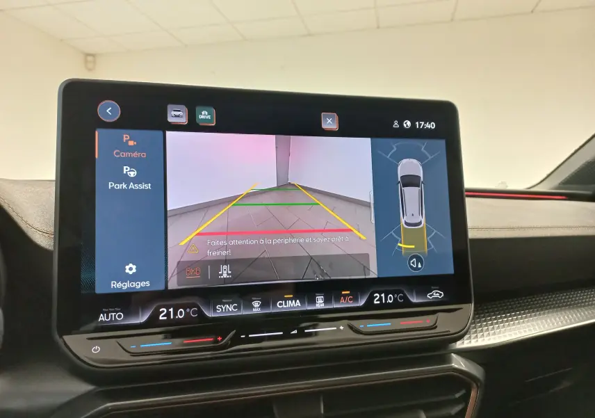 Écran tactile du système Park Assist affichant la caméra de recul et la vue 360° intérieure du CUPRA LEON ST gris Taiga.