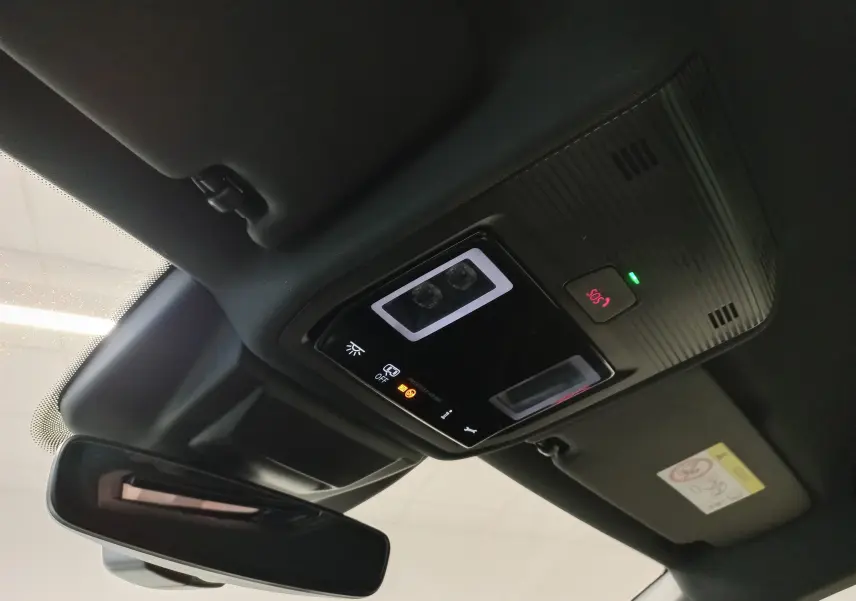 Vue intérieure du plafonnier avec commandes tactiles et bouton SOS du CUPRA LEON ST 2025 en gris Taiga.
