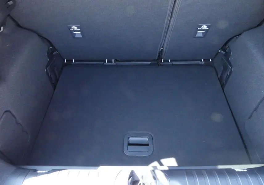 Coffre spacieux et tapis de sol plat du Ford Puma 2025 gris métallisé, vue intérieure arrière sans chargement.