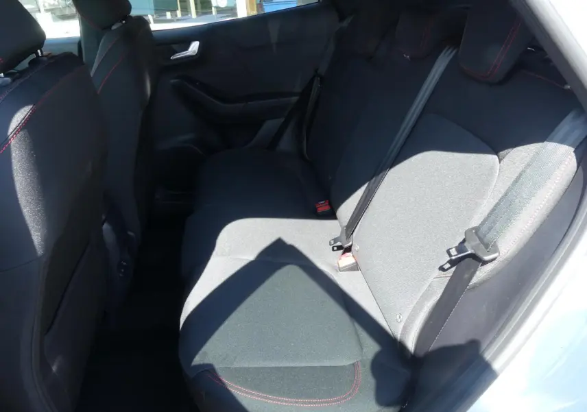 Vue intérieure côté droit des sièges arrière en tissu noir avec surpiqûres rouges du Ford Puma 2025 gris métallisé.