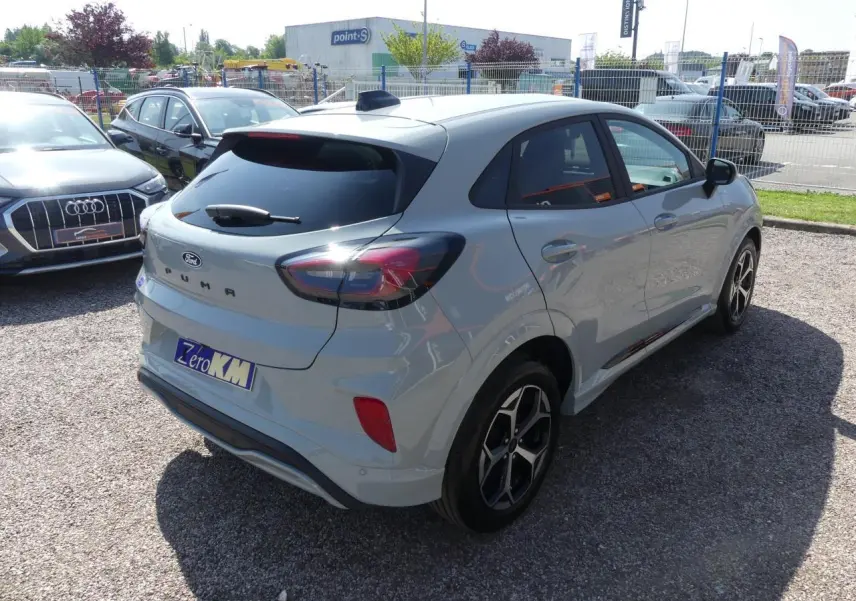 Vue 3/4 arrière droite d'un Ford Puma 2025 gris métallisé avec jantes alliage et vitres arrière surteintées.