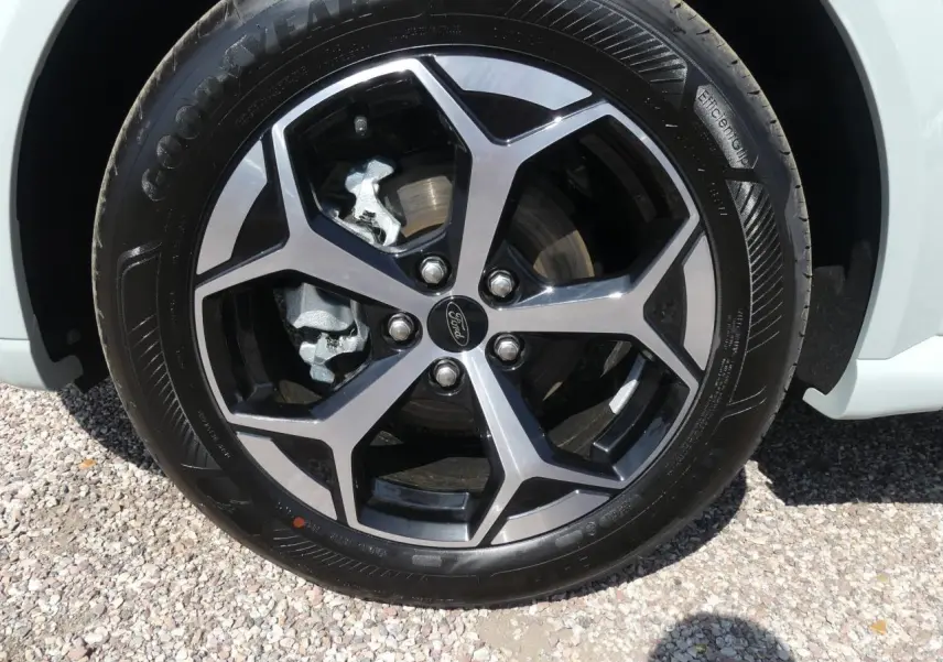 Gros plan sur la jante alliage 17 pouces noire et argentée du Ford Puma 2025 gris métallisé côté droit.