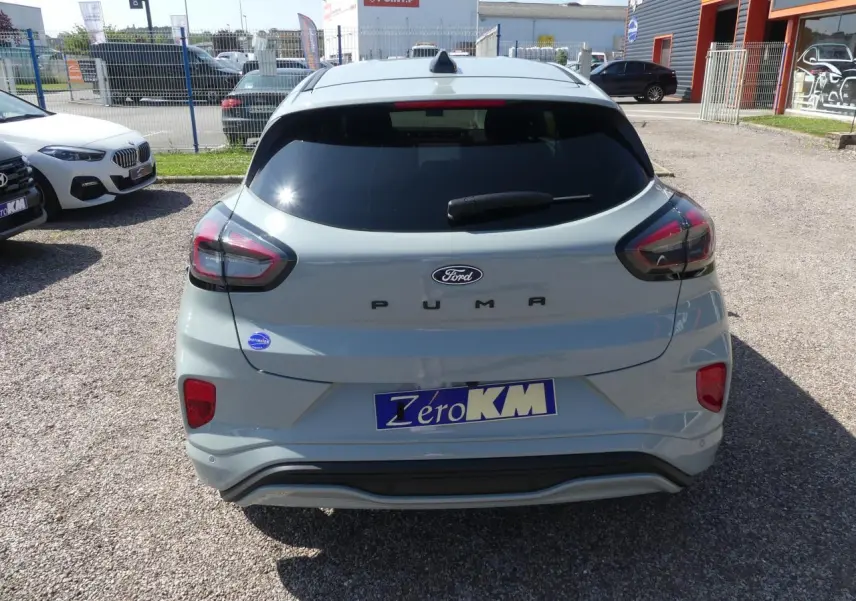 Vue arrière d'une Ford Puma gris métallisé 2025 avec feux LED et vitres arrière surteintées.