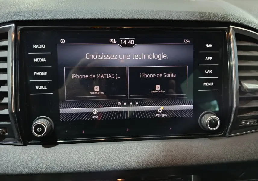 Écran tactile central du tableau de bord du Skoda Karoq 2024 affichant la connexion Apple CarPlay en mode sélection.