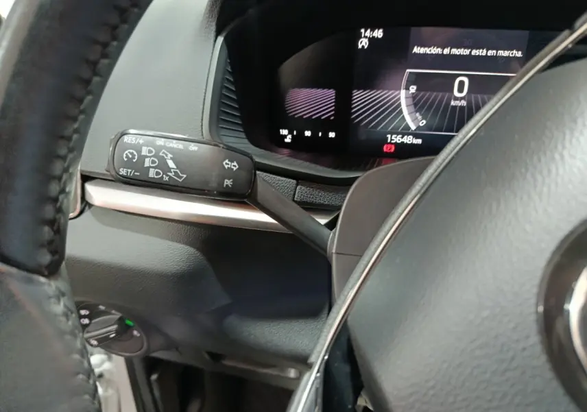 Gros plan sur le combiné d'instruments numérique et le commodo de régulateur de vitesse du Skoda Karoq 2024.