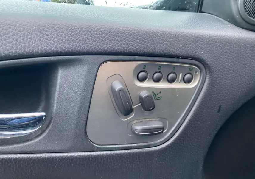 Panneau de réglage des sièges avec mémoire sur la portière côté gauche d'une Jaguar XK gris clair 2009.