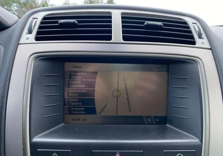 Écran de navigation central du Jaguar XK gris clair 2009, affichant le menu GPS avec options de trajet.