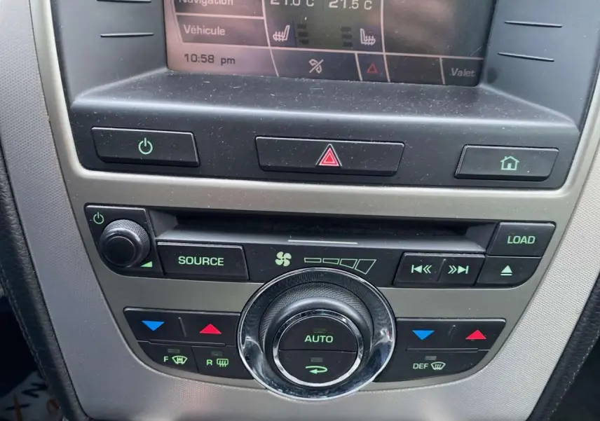 Tableau de bord du Jaguar XK 4.2i V8 2009, zoom sur commandes climatisation et écran multifonction.