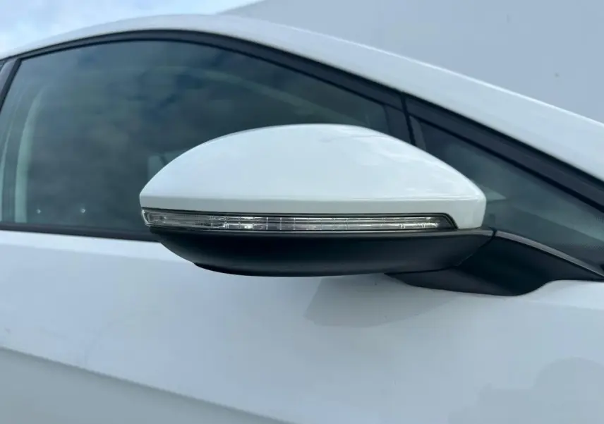 Rétroviseur latéral gauche blanc de Volkswagen Golf VII 2018, avec clignotant intégré visible sur fond de portière.
