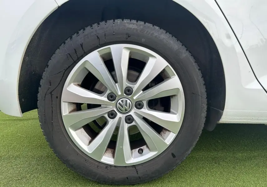 Gros plan sur la roue avant droite d'une Volkswagen Golf blanche, avec jante alliage léger 16 pouces Toronto.