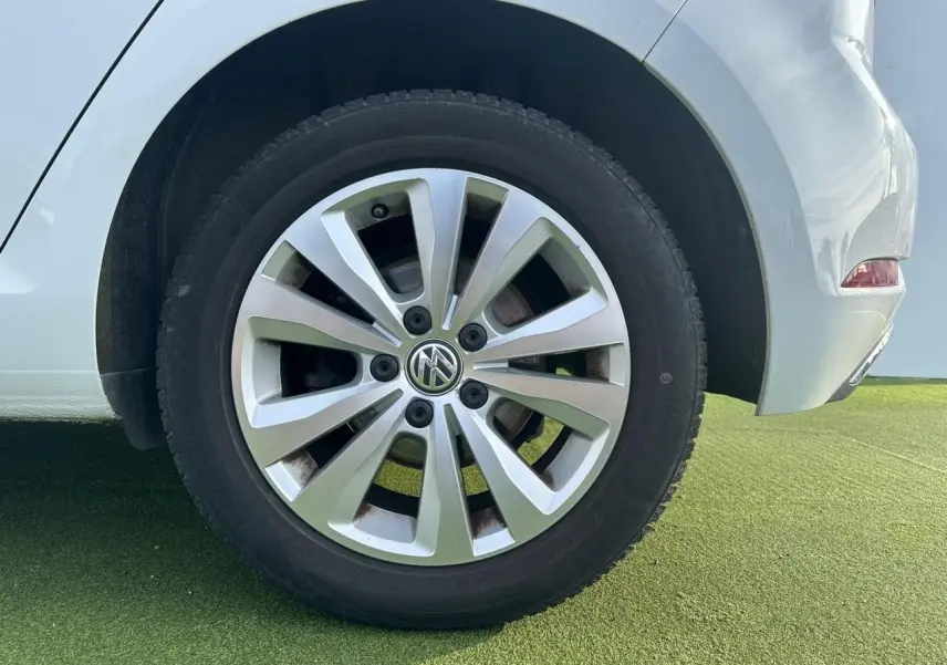 Gros plan sur la roue arrière droite d'une Volkswagen Golf blanche avec jante alliage 16 pouces Toronto.