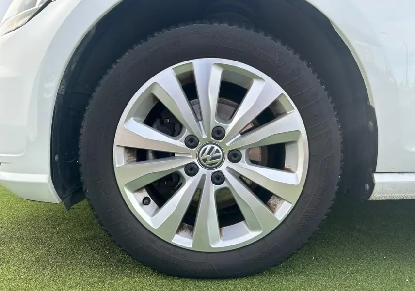 Gros plan sur la roue avant droite d'une Volkswagen Golf blanche avec jante alliage 16 pouces Toronto.