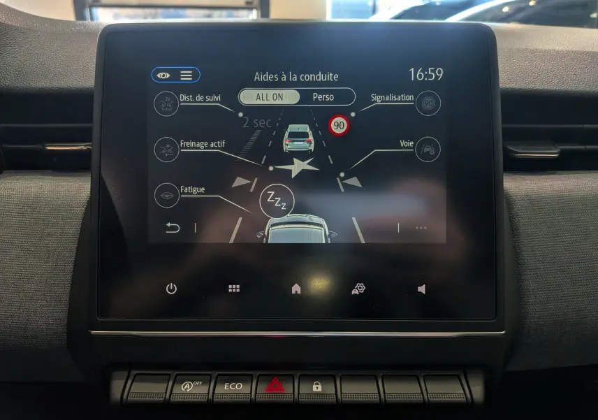 Écran tactile central de la Renault Clio V Orange Valencia montrant les aides à la conduite en mode actif.