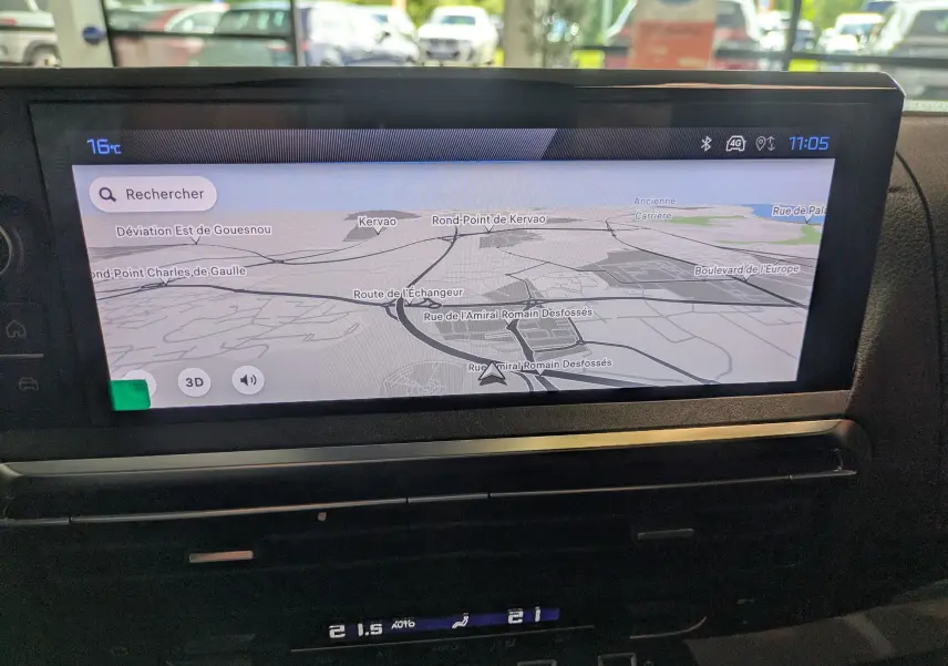 Écran tactile du système de navigation du Peugeot Traveller 2026, affichant une carte en mode 3D.