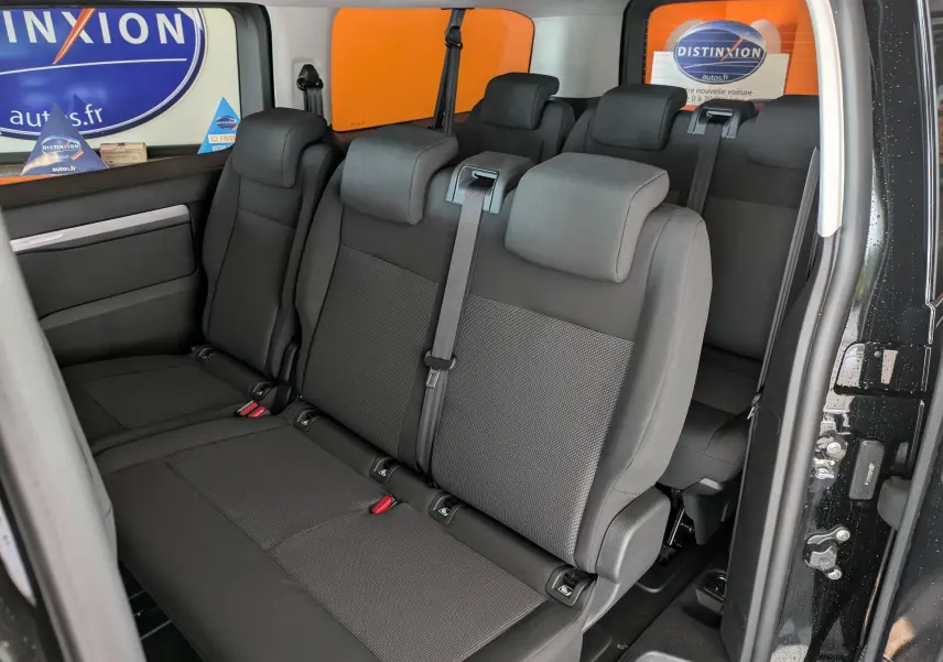 Vue intérieure côté droit montrant les sièges noirs 9 places du Peugeot Traveller 2026 version XL Business.