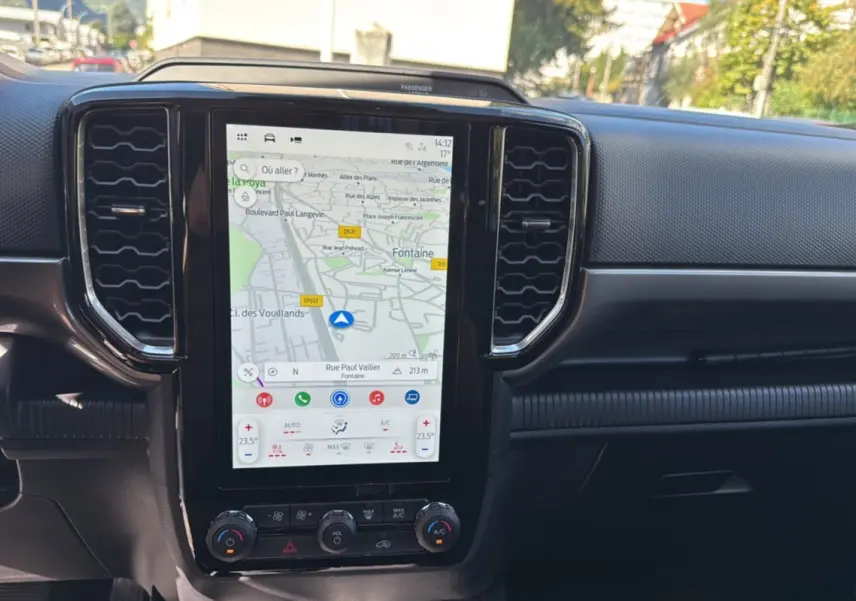 Vue rapprochée de la console centrale du Ford Ranger 2026 avec écran tactile GPS et commandes climatisation.