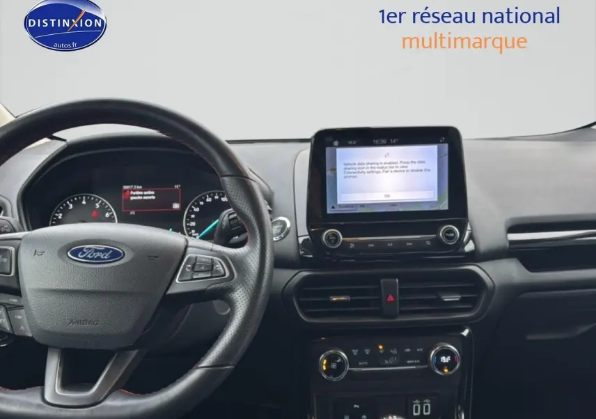 Vue intérieure du tableau de bord noir du Ford EcoSport 2019 avec volant cuir et écran tactile central allumé.